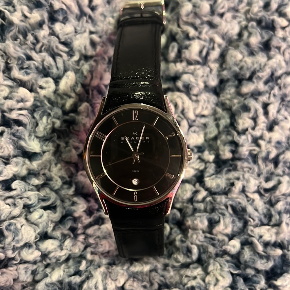 Steel water resistant wristwatch (battery not included)